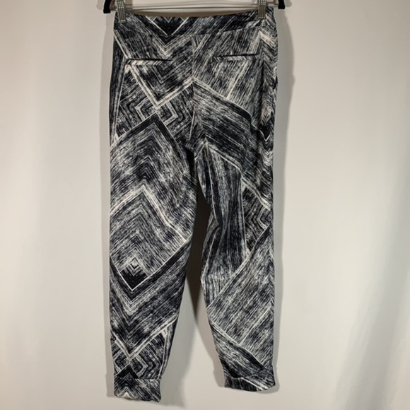 Lululemon Jet Crop Black & White Pants - Picture 7 of 9